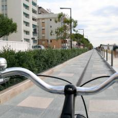 Sulla pista ciclabile con la bici dell'albergo