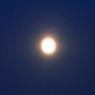 Luna piena riflessa sul mare di notte