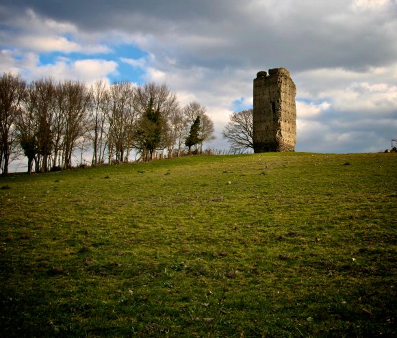 rudere di un' antica torre di avvistamento